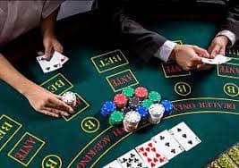 Tampilan live casino live hk di Android dengan dealer profesional bermain blackjack, roulette, dan baccarat